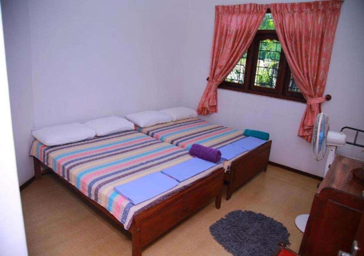 Weerakoon Guest Apartment Hikkaduwa Luaran gambar